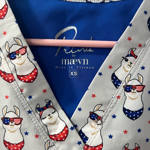 XS Maeven Prints Scrub top - Picture 2 of 3